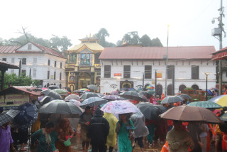 आज साउनको अन्तिम सोमबार, पशुपतिनाथमा दर्शनार्थीको घुइँचो