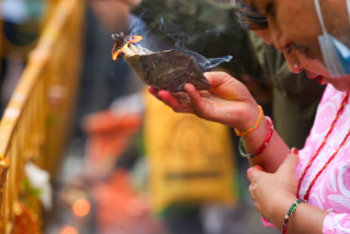 नागपञ्चमीको अवसरमा नागपोखरीमा भक्तजन