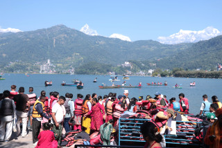 फेवातालमा  भक्तजन र पर्यटकको घुइँचो(फोटोफिचर)